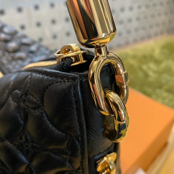 🔥RARE! Louis Vuitton Triangle Softy in Lambskin🔥 - Picture 4 of 16